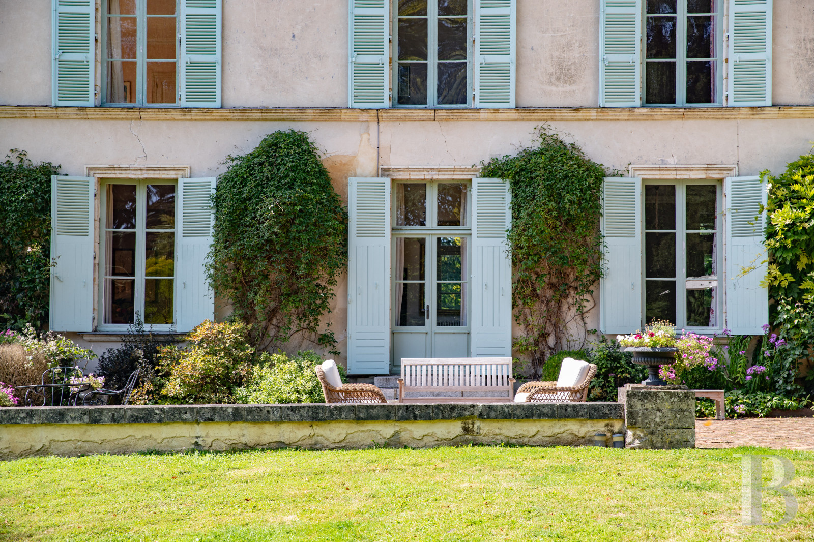 Dans le Perche, au nord-est de Bellême, une maison des 18e et 19e siècle au milieu de grands arbres  - photo  n°10
